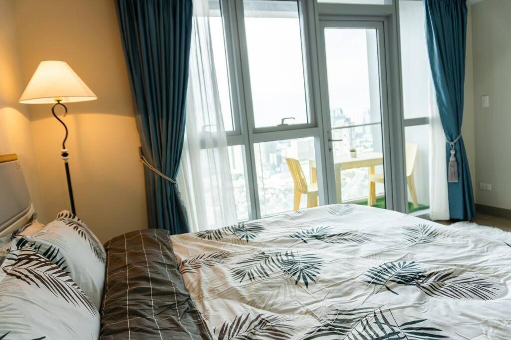A2j Luxury 3br Uptown Balcony Bgc Near Mall Manila