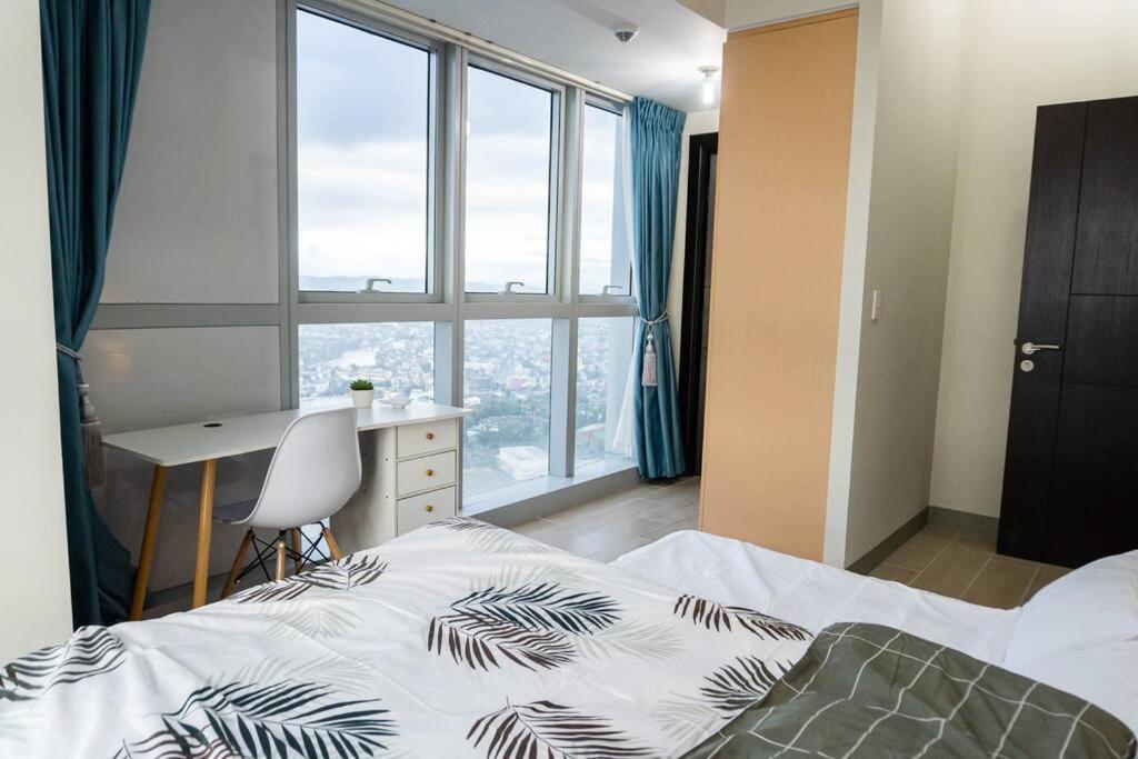 A2j Luxury 3br Uptown Balcony Bgc Near Mall *