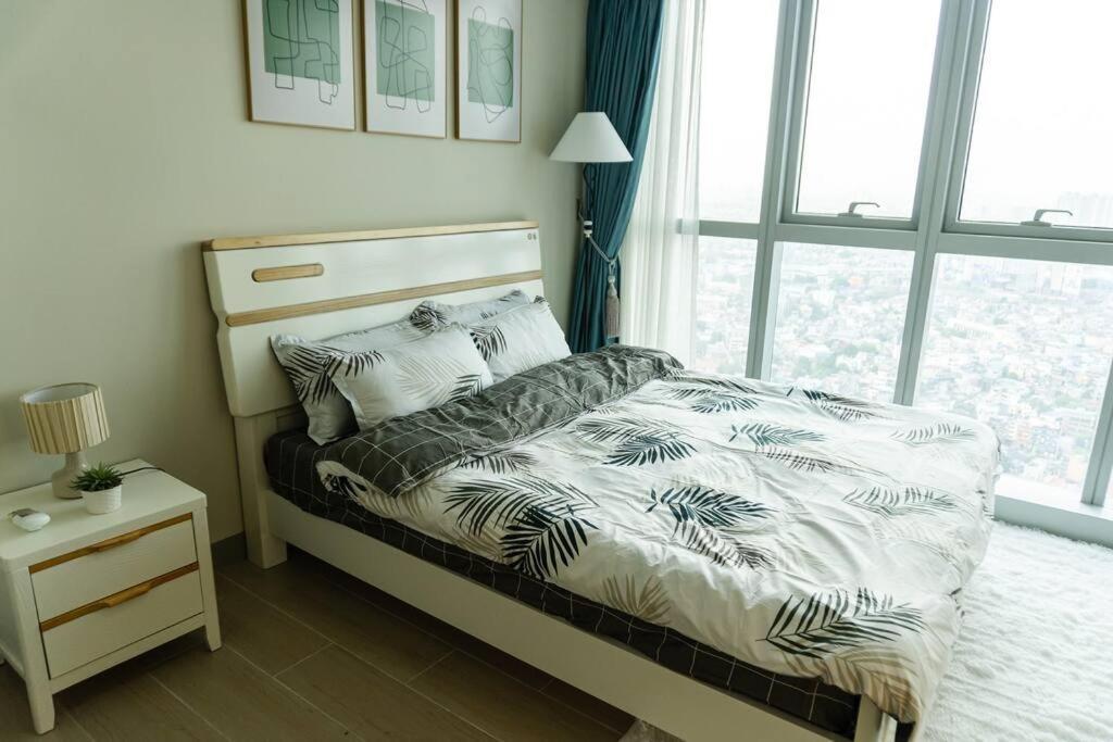 A2j Luxury 3br Uptown Balcony Bgc Near Mall Apartment