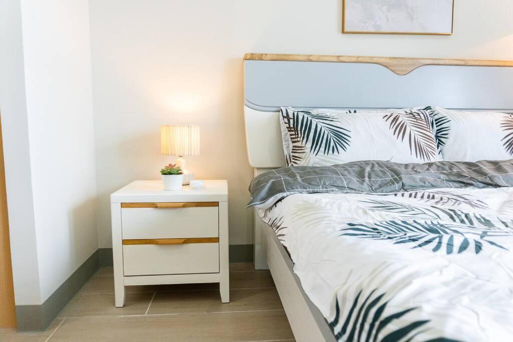 A2j Luxury 3br Uptown Balcony Bgc Near Mall Apartment Manila