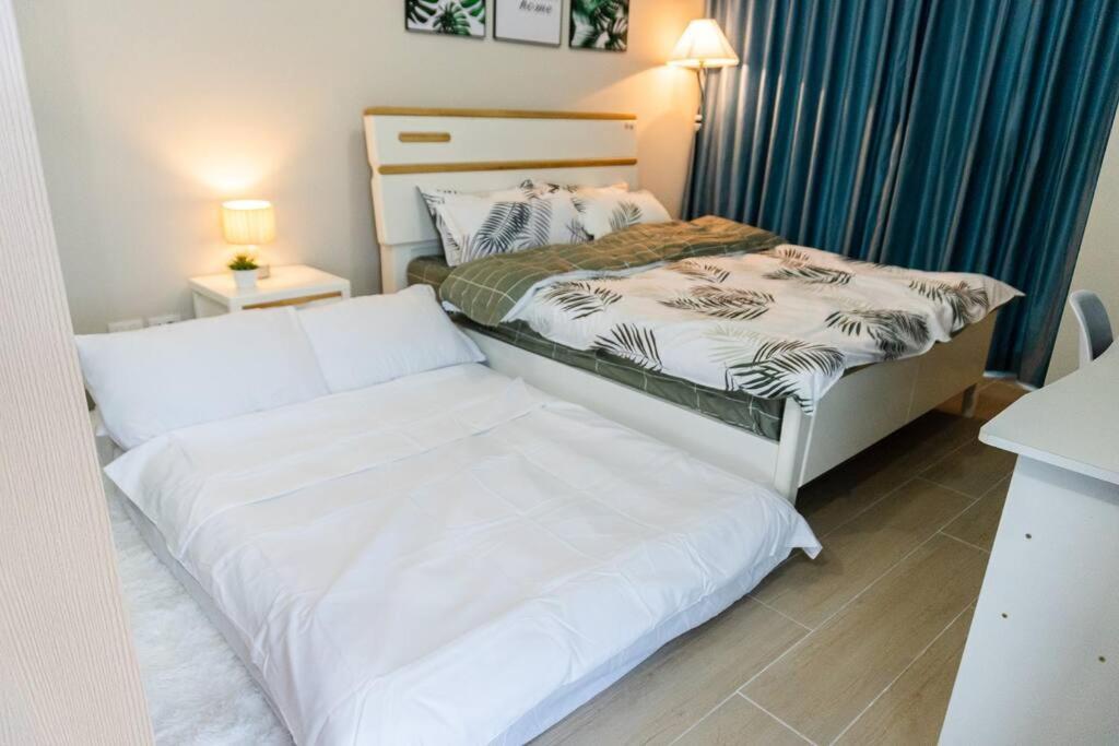 A2j Luxury 3br Uptown Balcony Bgc Near Mall Manila
