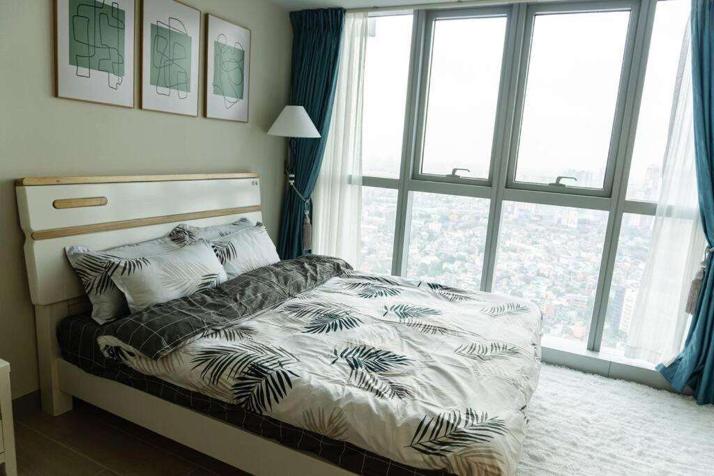 A2j Luxury 3br Uptown Balcony Bgc Near Mall Apartment *