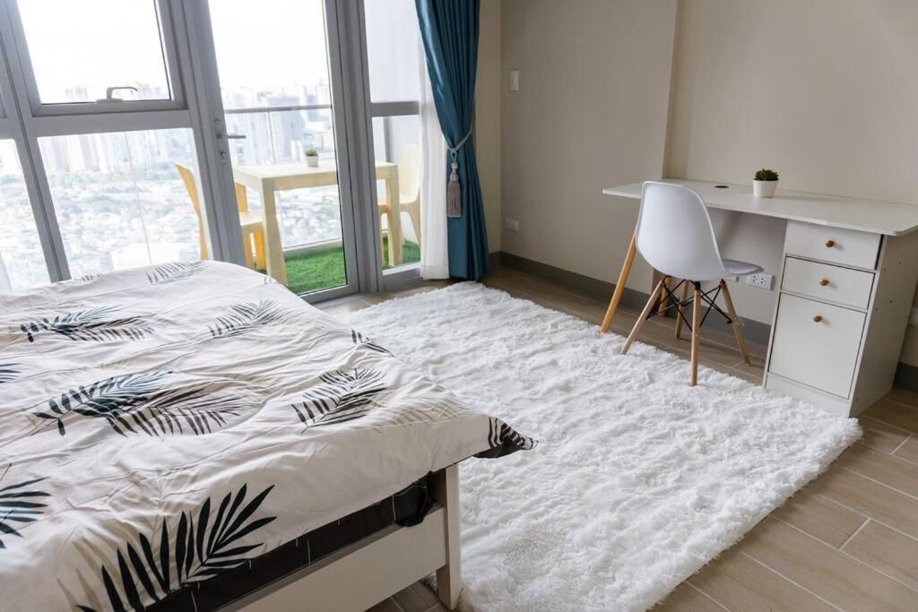 A2j Luxury 3br Uptown Balcony Bgc Near Mall Manila