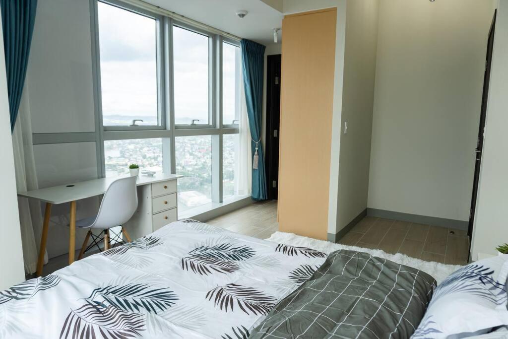 A2j Luxury 3br Uptown Balcony Bgc Near Mall *