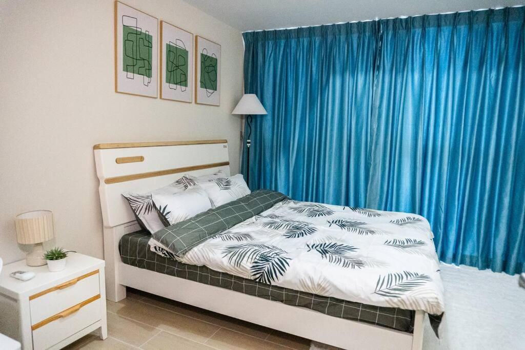 A2j Luxury 3br Uptown Balcony Bgc Near Mall * Manila
