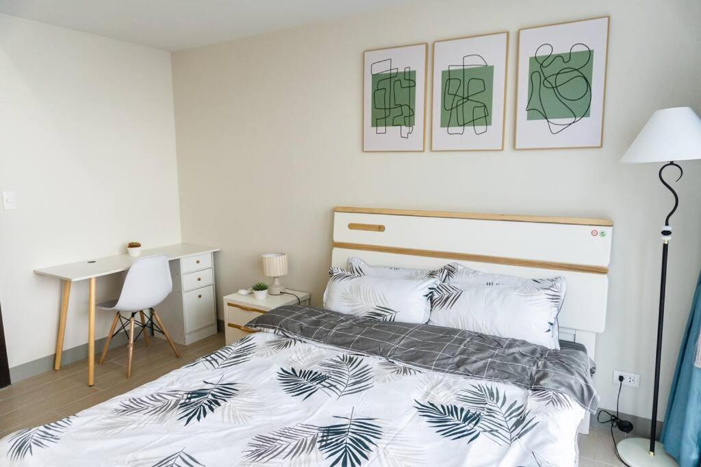 A2j Luxury 3br Uptown Balcony Bgc Near Mall Apartment Manila