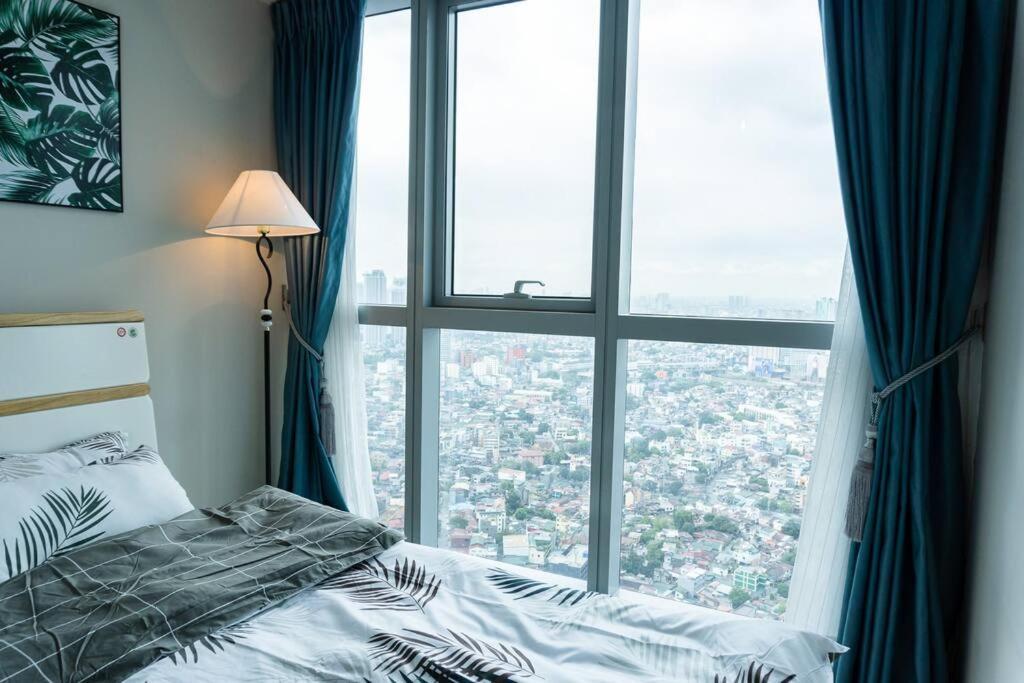 A2j Luxury 3br Uptown Balcony Bgc Near Mall Apartment