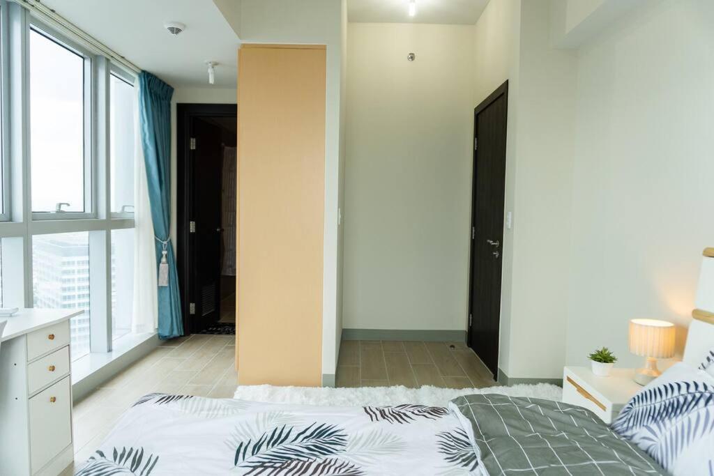A2j Luxury 3br Uptown Balcony Bgc Near Mall * Manila