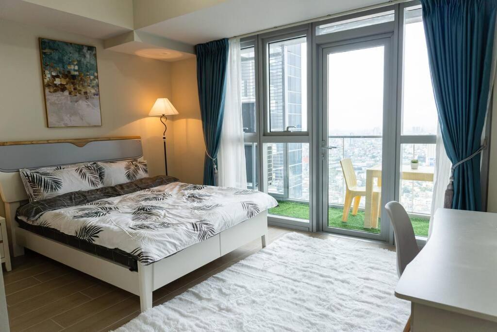 A2j Luxury 3br Uptown Balcony Bgc Near Mall Apartment