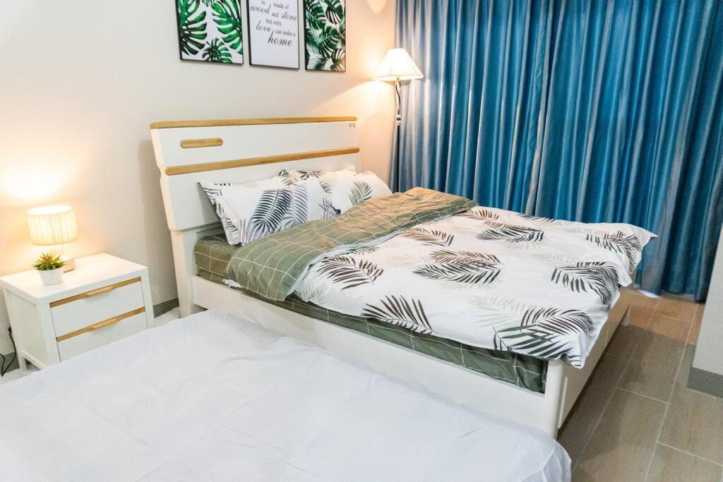 A2j Luxury 3br Uptown Balcony Bgc Near Mall Apartment Manila