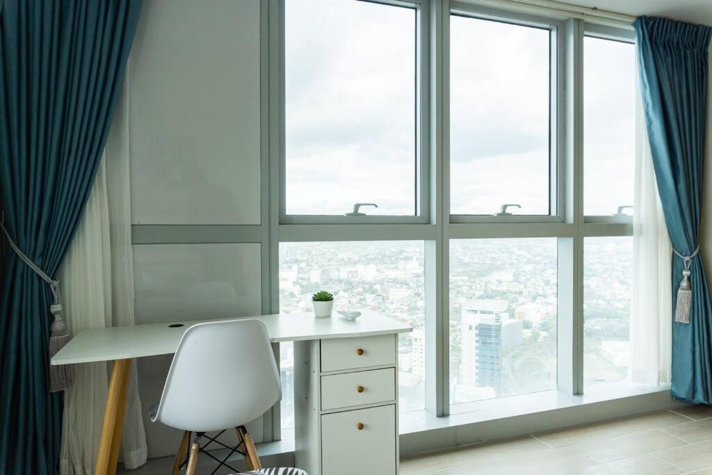 A2j Luxury 3br Uptown Balcony Bgc Near Mall * Manila