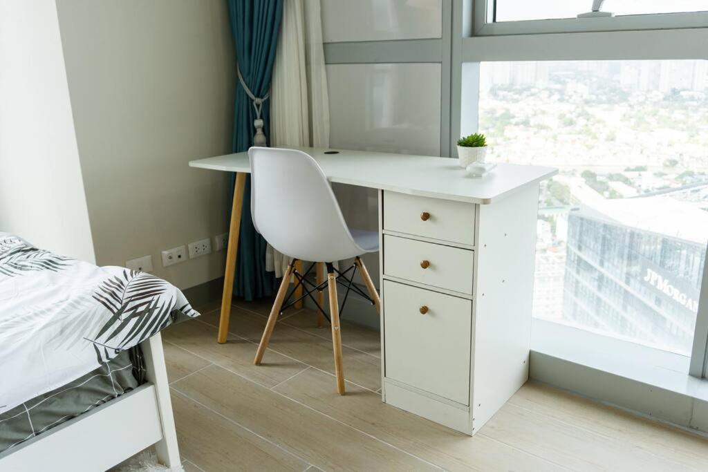 A2j Luxury 3br Uptown Balcony Bgc Near Mall Apartment *
